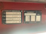 un gros plan sur une pancarte apposée sur le flanc d'un camion rouge