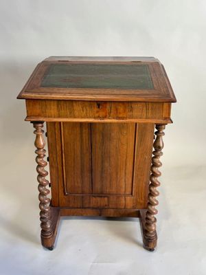 une vieille table en bois avec un plateau en verre sur fond blanc