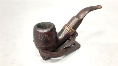a pipe that is sitting on a stand on a table