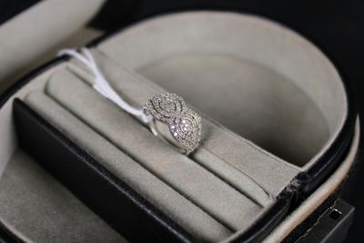 une bague dans un écrin posé sur une table