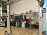 l'image d'un garage contenant de nombreux outils