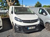 deux camionnettes garées l'une à côté de l'autre dans un parking
