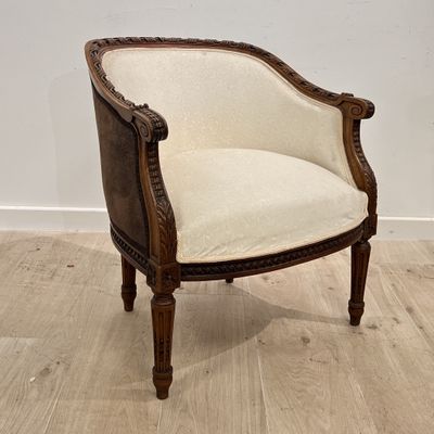 une image représentant une chaise posée sur un parquet en bois dur