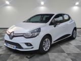 la voiture blanche est garée sur un carrelage à carreaux