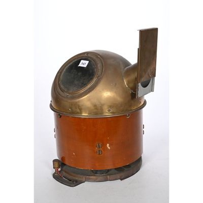 une borne d'incendie à l'ancienne, en cuivre et en laiton, sur fond blanc