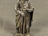 statue en argent représentant une femme tenant un bébé dans ses bras