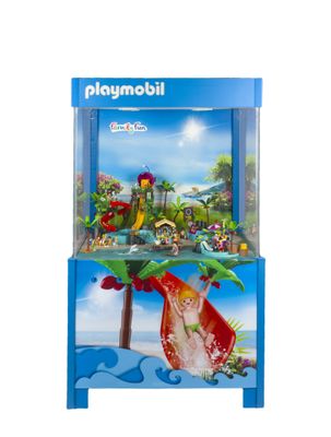 un Playmobil avec un toboggan aquatique et un décor de plage