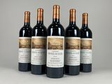 quatre bouteilles de vin sont alignées sur une table
