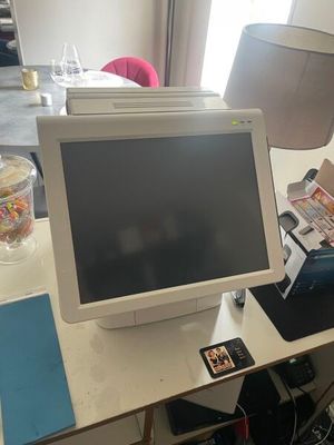 un écran d'ordinateur posé sur un bureau dans une pièce