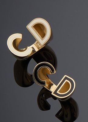 paire de bracelets manchette en or et émail noir, ornés d'initiales
