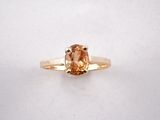 une bague en or jaune sertie d'une morganite ovale