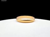 une bague en or posée sur une assiette blanche