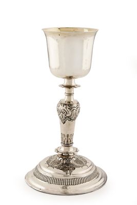 gobelet plaqué argent avec un décor ouvragé, monté sur un socle