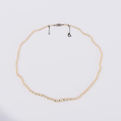 Collier de perles de cultures blanches en chute, avec un fer…