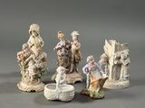 cinq figurines représentant des personnes assises sur une table