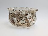 un bol blanc orné d'un motif représentant un dragon