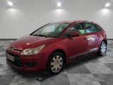 la citrole rouge est garée dans le garage sur un sol en damier
