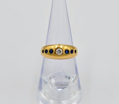 une image représentant une bague en or sertie de pierres noires et blanches
