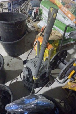 Plusieurs seaux contenant du matériel de jardinage sont posés par terre.