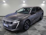 la voiture grise est garée sur un sol en damier dans le garage