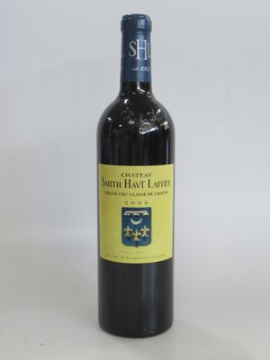 une bouteille de vin posée sur une table