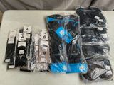 plusieurs paires de chaussettes noires et blanches et une paire de chaussettes noires et blanches