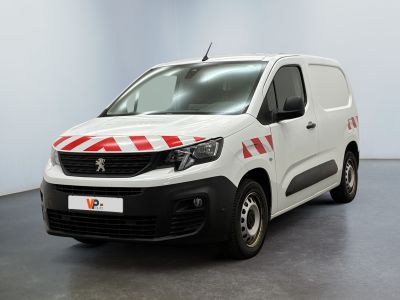une camionnette Citroën à rayures rouges et blanches garée dans une pièce blanche