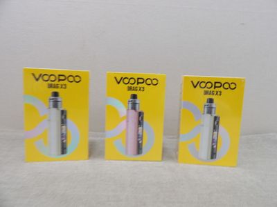 trois boîtes de cigarettes électroniques posées sur une table devant un fond blanc