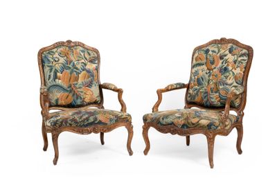 paire de fauteuils en bois sculpté de style Louis XV, avec assises recouvertes de tapisserie