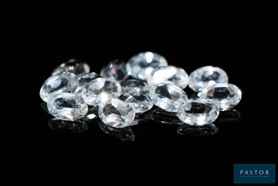 gros plan d'un groupe de diamants sur une surface noire