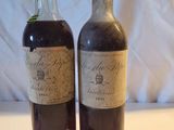 deux bouteilles de whisky posées l'une à côté de l'autre sur une table