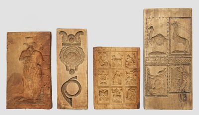 Vier Backmodel Holz, geschnitzt. Rechteckige Form. Un homme …