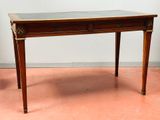 une petite table avec un plateau en verre posée sur un sol rose