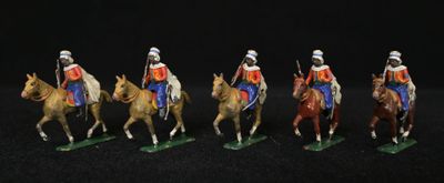 six figurines représentant des hommes à cheval sur un fond noir