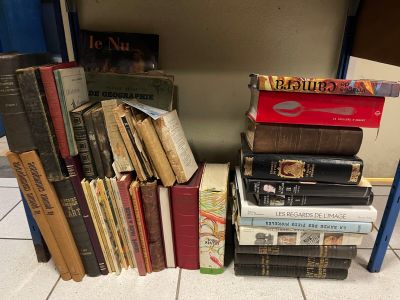 de nombreux livres empilés sur le sol