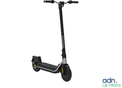 une image représentant un scooter muni de roues et d'un guidon