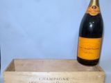 une bouteille de champagne et une bouteille de vin dans un coffret en bois