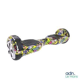 La planche à roulettes Hove est ornée de motifs colorés et d'une roue noire.