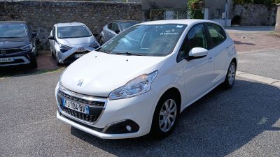 une voiture blanche garée dans un parking à côté d'autres voitures