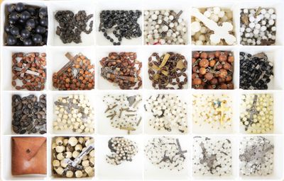 un plateau blanc rempli d'une multitude de perles de toutes sortes