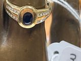 une bague en or ornée d'une pierre bleue
