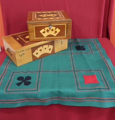 deux boîtes posées sur une table