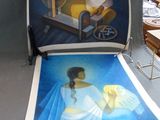 une photo d'un tableau représentant un homme et une femme assis sur une chaise