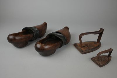 une paire de sabots en bois et une paire de fers à cheval