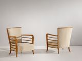 une paire de chaises dans le style de telle ou telle personne