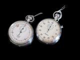 paire de montres de poche anciennes en argent sur fond noir avec un fond noir