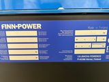 un gros plan d'une machine bleue sur laquelle est accrochée une pancarte