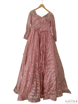 une photo d'une robe rose sur un cintre