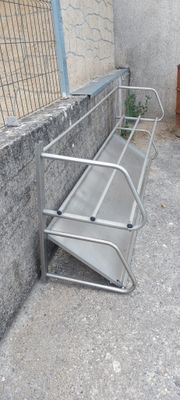 un banc en métal adossé à un mur
