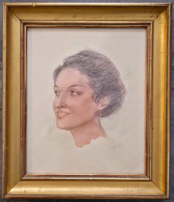un dessin représentant le visage d'une femme dans un cadre doré